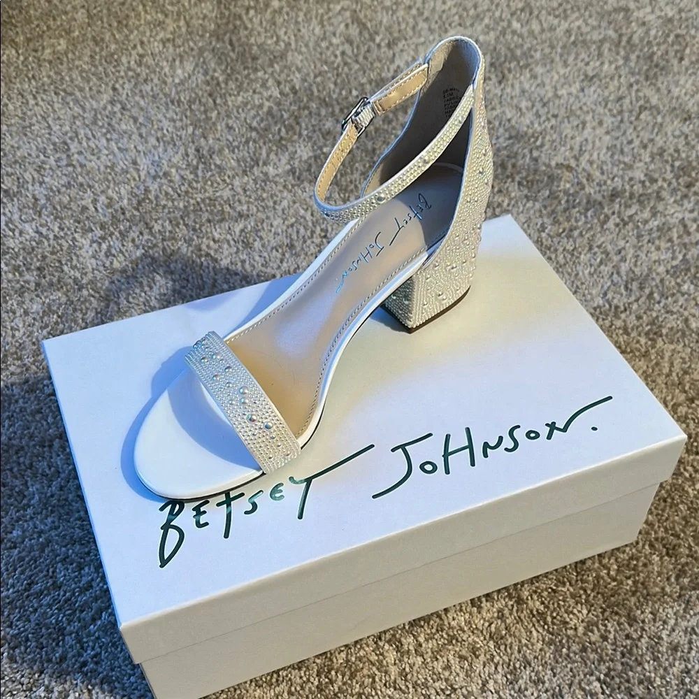 NEW Betsey Johnson Ivory Mari Block Heels - Picture 1 of 6